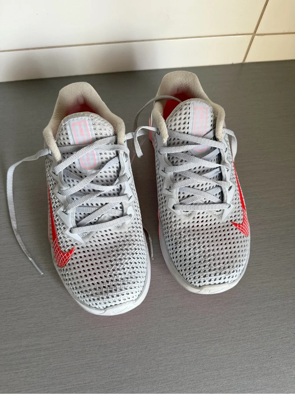 Nike Metcon 6 Grey & Pink Training Shoes with Red Swoosh - Picture 2 of 7